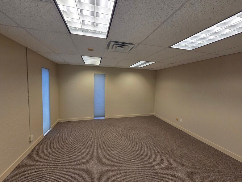 307 W Rhapsody Dr, San Antonio, TX à louer - Photo de l’immeuble – Image 3 sur 11