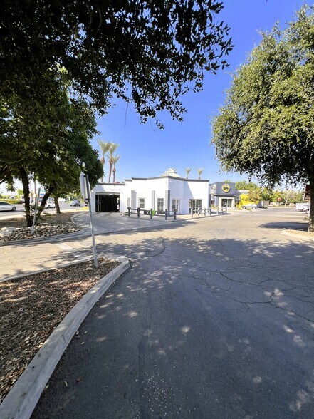 1697 W Lacey Blvd, Hanford, CA à vendre - Photo de l’immeuble – Image 2 sur 41