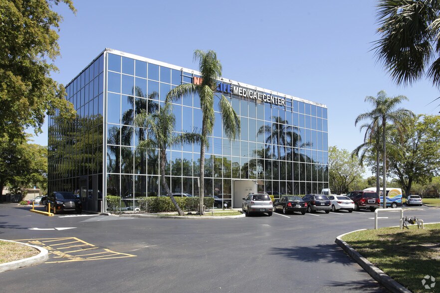 7800 N University Dr, Tamarac, FL à vendre - Photo de l’immeuble – Image 2 sur 7