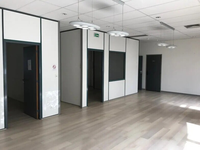 Local d'activités dans Saint-Genis-Pouilly à vendre - Photo intérieure – Image 3 sur 11