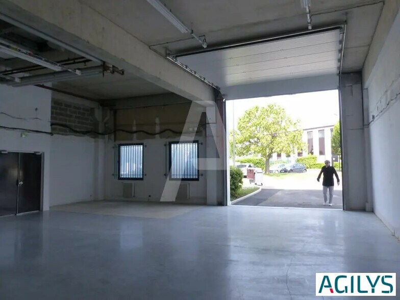 Local d’activités dans Villebon-sur-Yvette à louer - Photo de l’immeuble – Image 3 sur 6