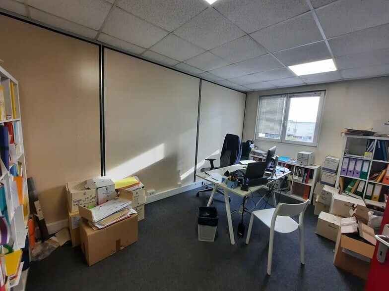 Bureau dans Le Petit-Quevilly à louer - Photo de l’immeuble – Image 2 sur 12