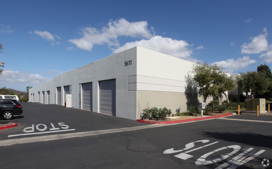 5611 Palmer Way, Carlsbad, CA à louer - Photo de l’immeuble – Image 2 sur 2