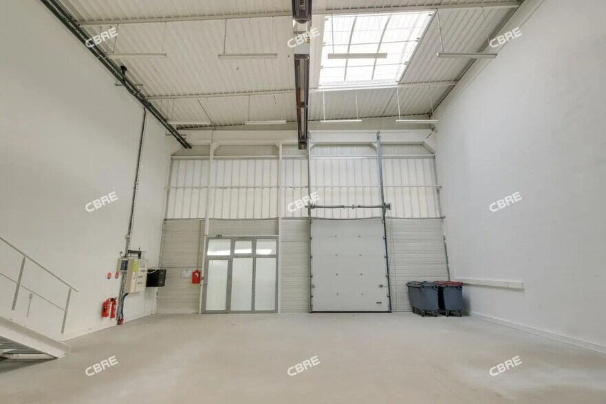 Local d’activités dans Palaiseau à louer - Photo de l’immeuble – Image 1 sur 11