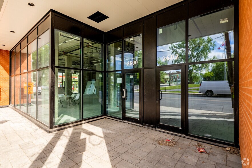 2600-2608 St Saint-Patrick, Montréal, QC à louer - Photo de l’immeuble – Image 3 sur 5