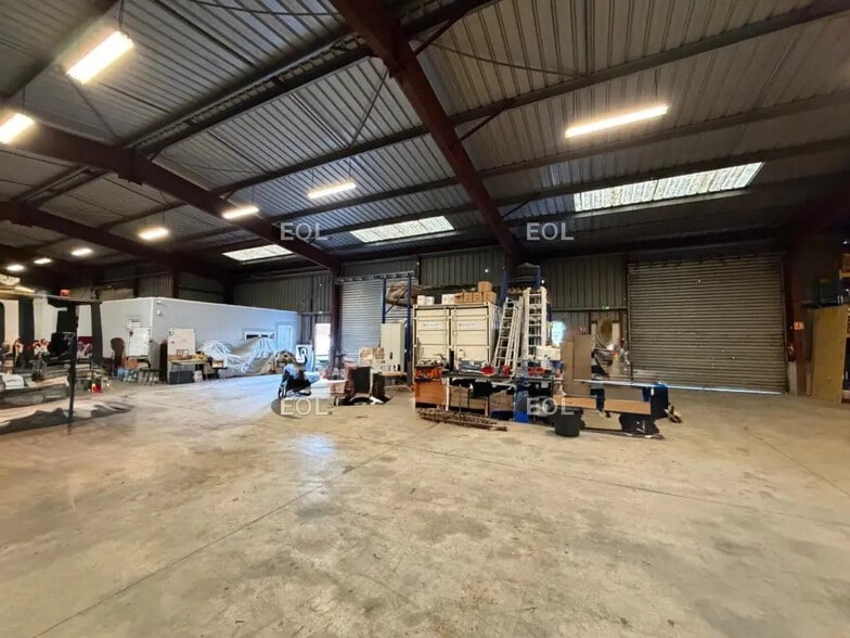 Local d’activités dans Meyreuil à louer - Photo de l’immeuble – Image 2 sur 2