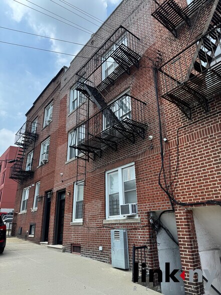 93 E 233rd St, Bronx, NY à vendre - Photo de l’immeuble – Image 2 sur 10