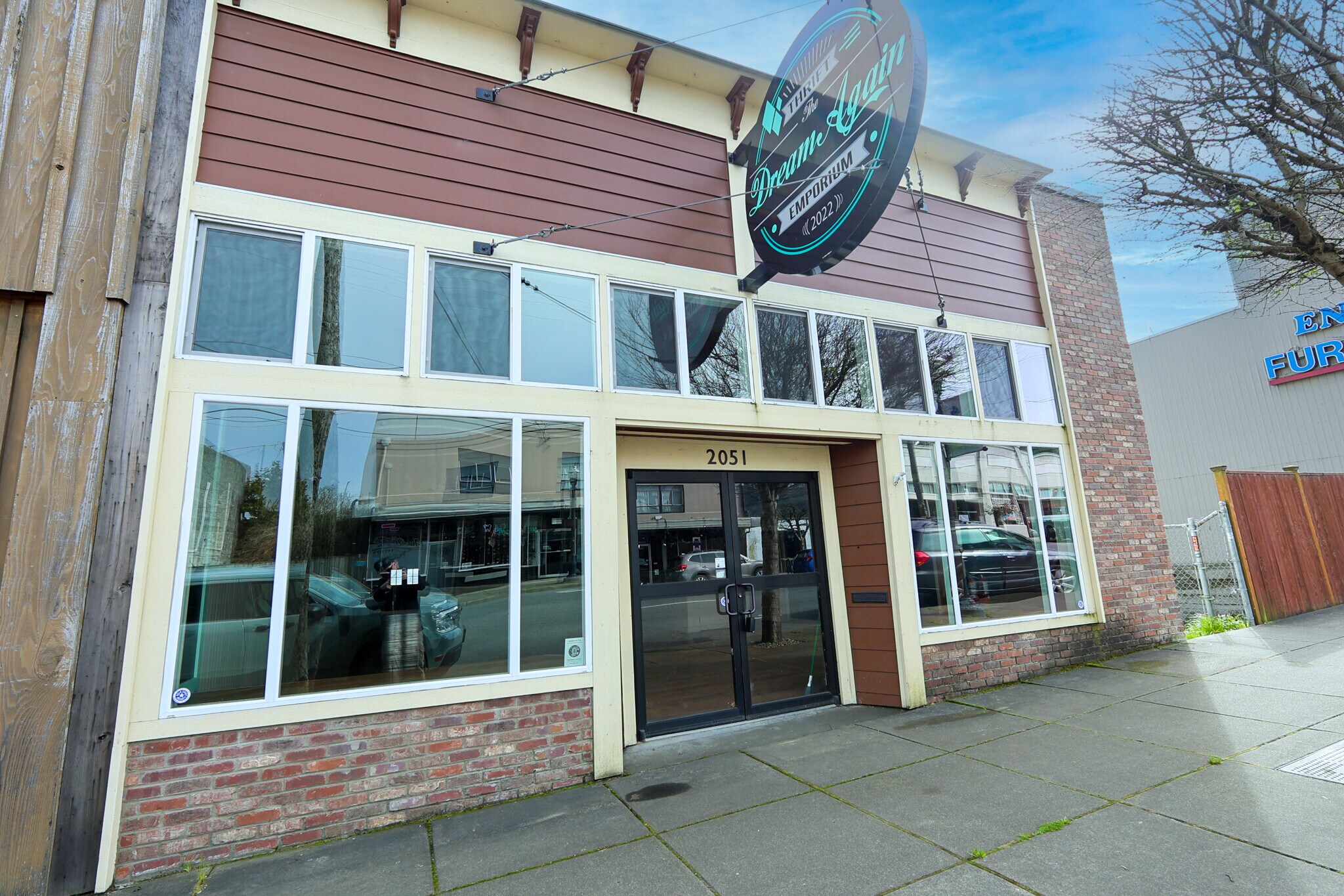 2051 Sherman Ave, North Bend, OR à vendre Photo principale– Image 1 sur 18