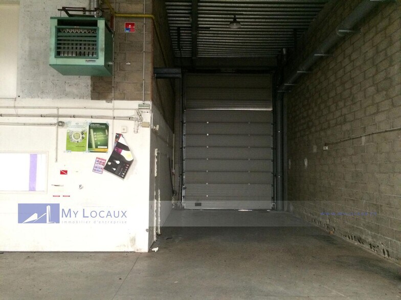 Local d’activités dans Bezons à louer - Photo de l’immeuble – Image 3 sur 4