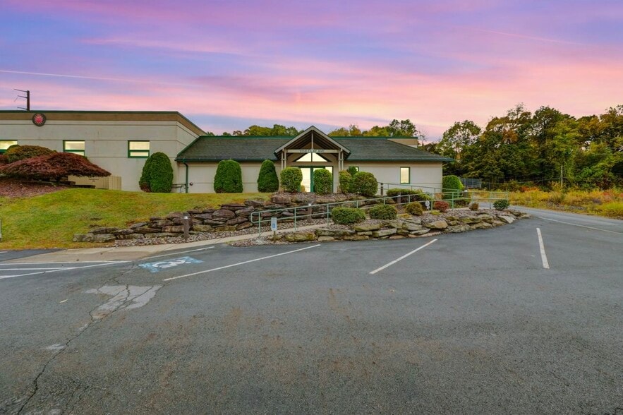 1110 Clay Ave, Dunmore, PA à louer - Photo principale – Image 1 sur 63