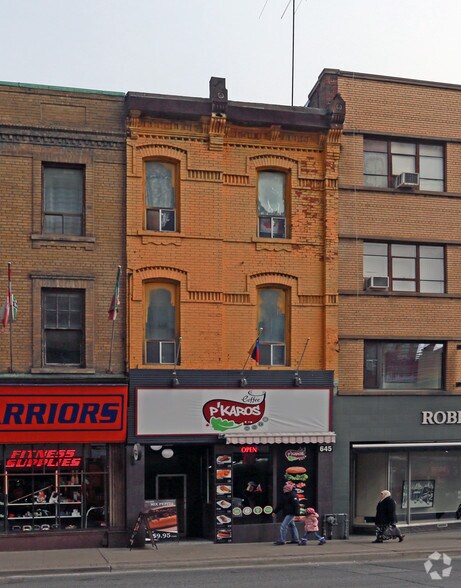 645 Yonge St, Toronto, ON à louer - Photo de l’immeuble – Image 2 sur 3