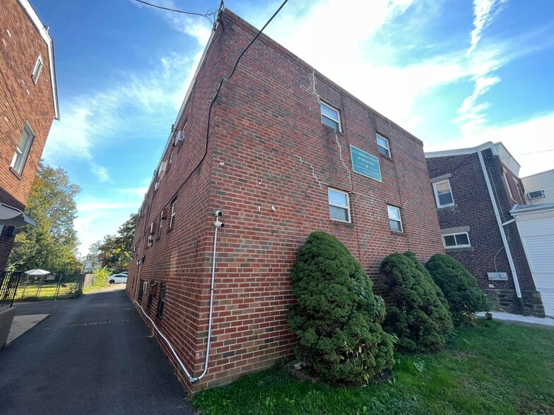 5711 & 5910 Erdrick Street portefeuille de 2 biens à vendre sur LoopNet.fr - Photo de l’immeuble – Image 1 sur 9