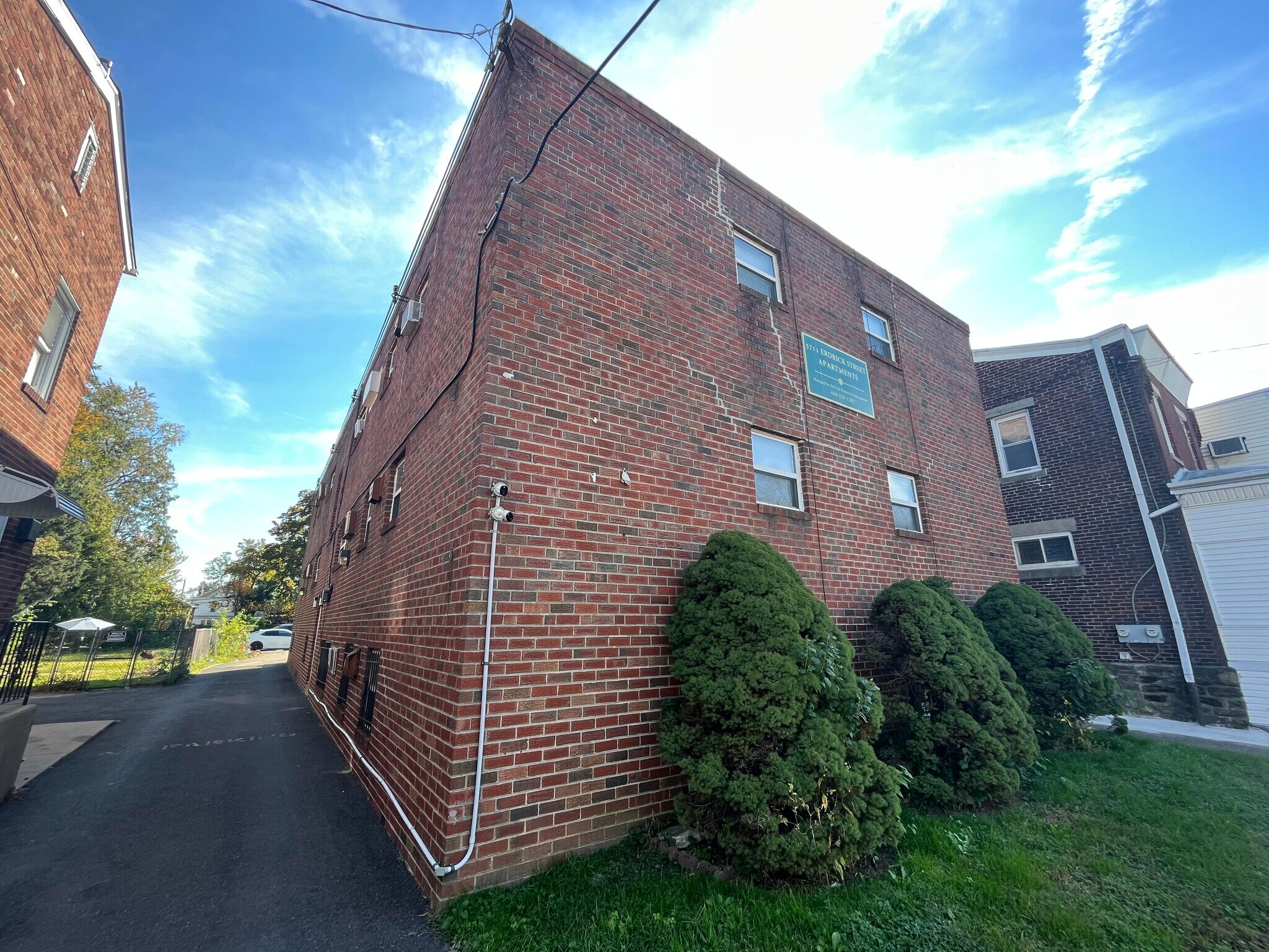 5711 & 5910 Erdrick Street portefeuille de 2 biens à vendre sur LoopNet.fr Photo de l’immeuble– Image 1 sur 10