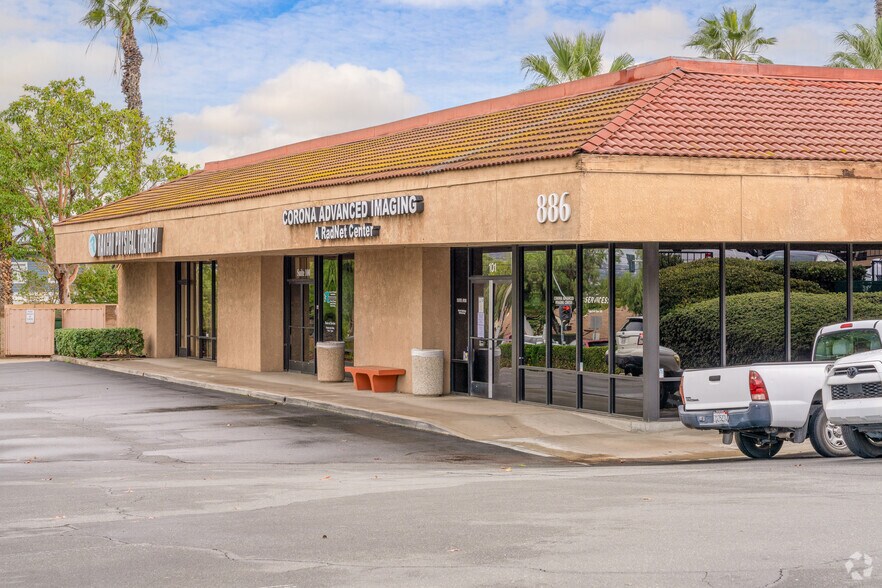 886 Magnolia Ave, Corona, CA à vendre - Photo principale – Image 1 sur 4