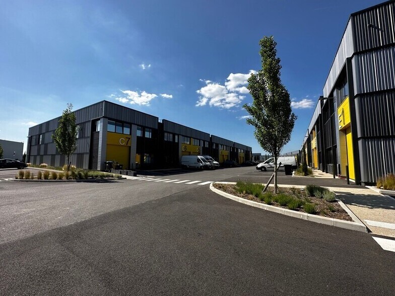 Local d'activités dans Poissy à vendre - Photo de l’immeuble – Image 1 sur 12