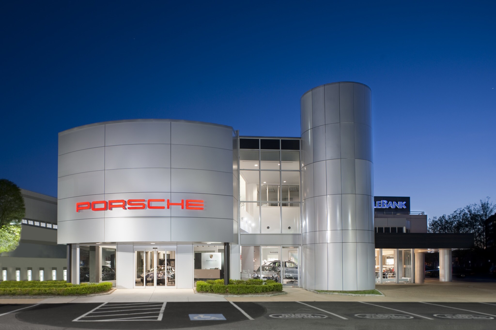8601 Westwood Center Dr, Vienna, VA à louer Photo principale– Image 1 sur 7