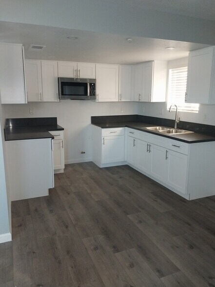 1021 N Leslie St, Visalia, CA à vendre - Photo de l’immeuble – Image 3 sur 16