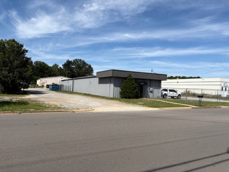 4628 Commercial Dr, Huntsville, AL à louer - Photo de l’immeuble – Image 2 sur 17