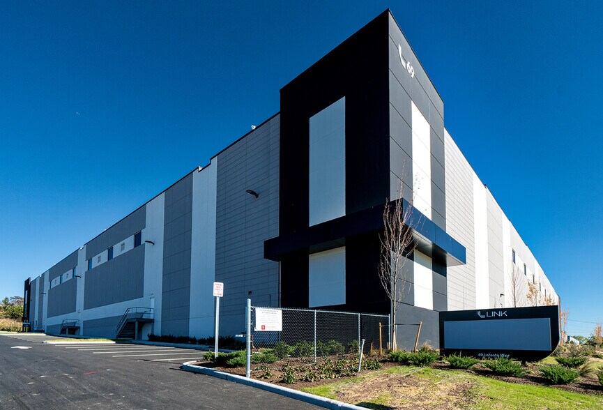 69 Lefante Way, Bayonne, NJ à louer - Photo de l’immeuble – Image 2 sur 10