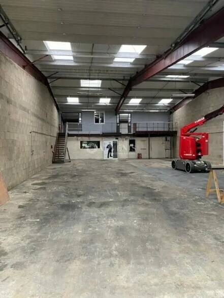 Local d’activités dans Ecquevilly à louer - Photo de l’immeuble – Image 3 sur 11