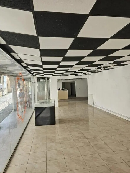 Local commercial dans Laval à louer - Photo de l’immeuble – Image 3 sur 9