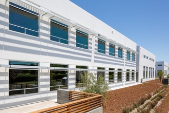 2115 North Loop Rd, Alameda, CA à louer Photo de l’immeuble– Image 2 sur 4