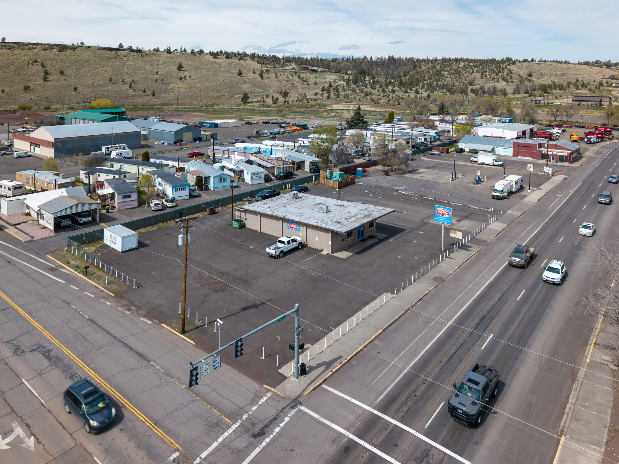 40 NW 4th St, Madras, OR à louer Photo principale– Image 1 sur 11