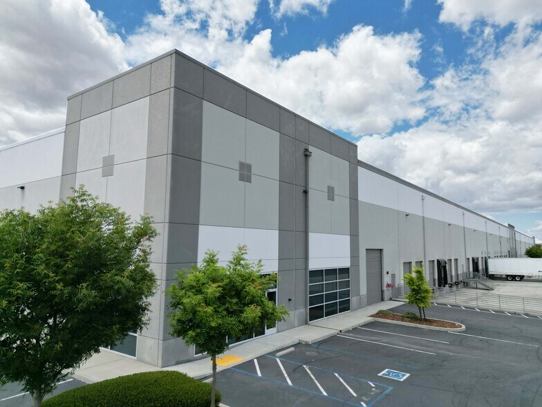 8670 Fruitridge Rd, Sacramento, CA à louer - Photo de l’immeuble – Image 3 sur 13