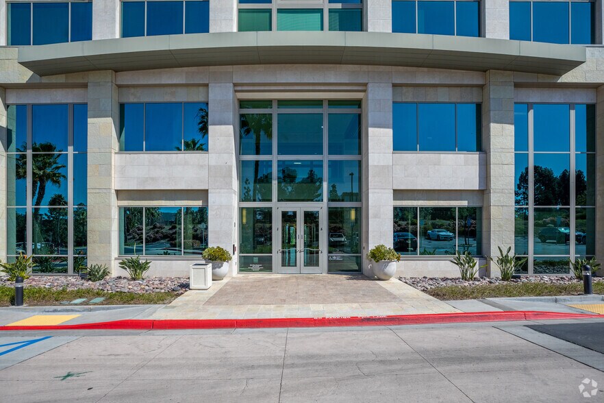 16745 W Bernardo Dr, San Diego, CA à louer - Photo de l’immeuble – Image 2 sur 8