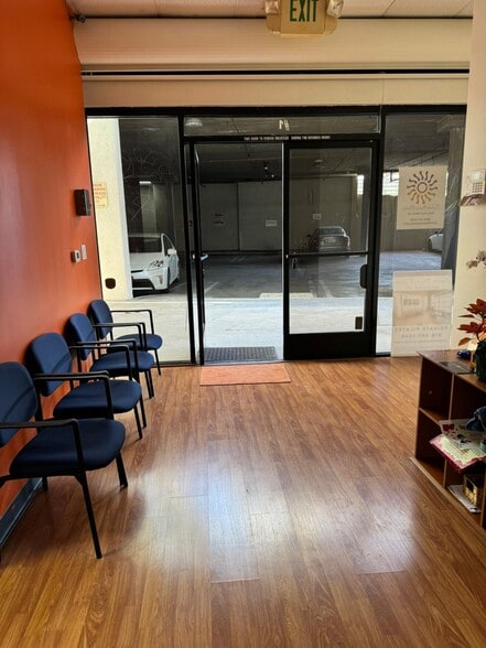 3600 Ocean View Blvd, Glendale, CA à louer - Hall d’entrée – Image 1 sur 15