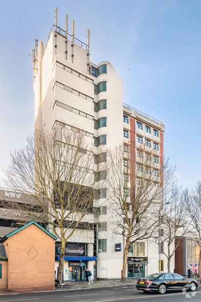Wheatfield Way, Kingston Upon Thames à louer - Photo de l’immeuble – Image 3 sur 4