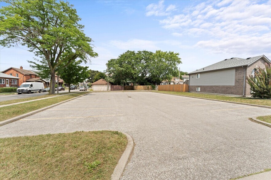 1701 Shepherd, Windsor, ON à louer - Photo de l’immeuble – Image 2 sur 17