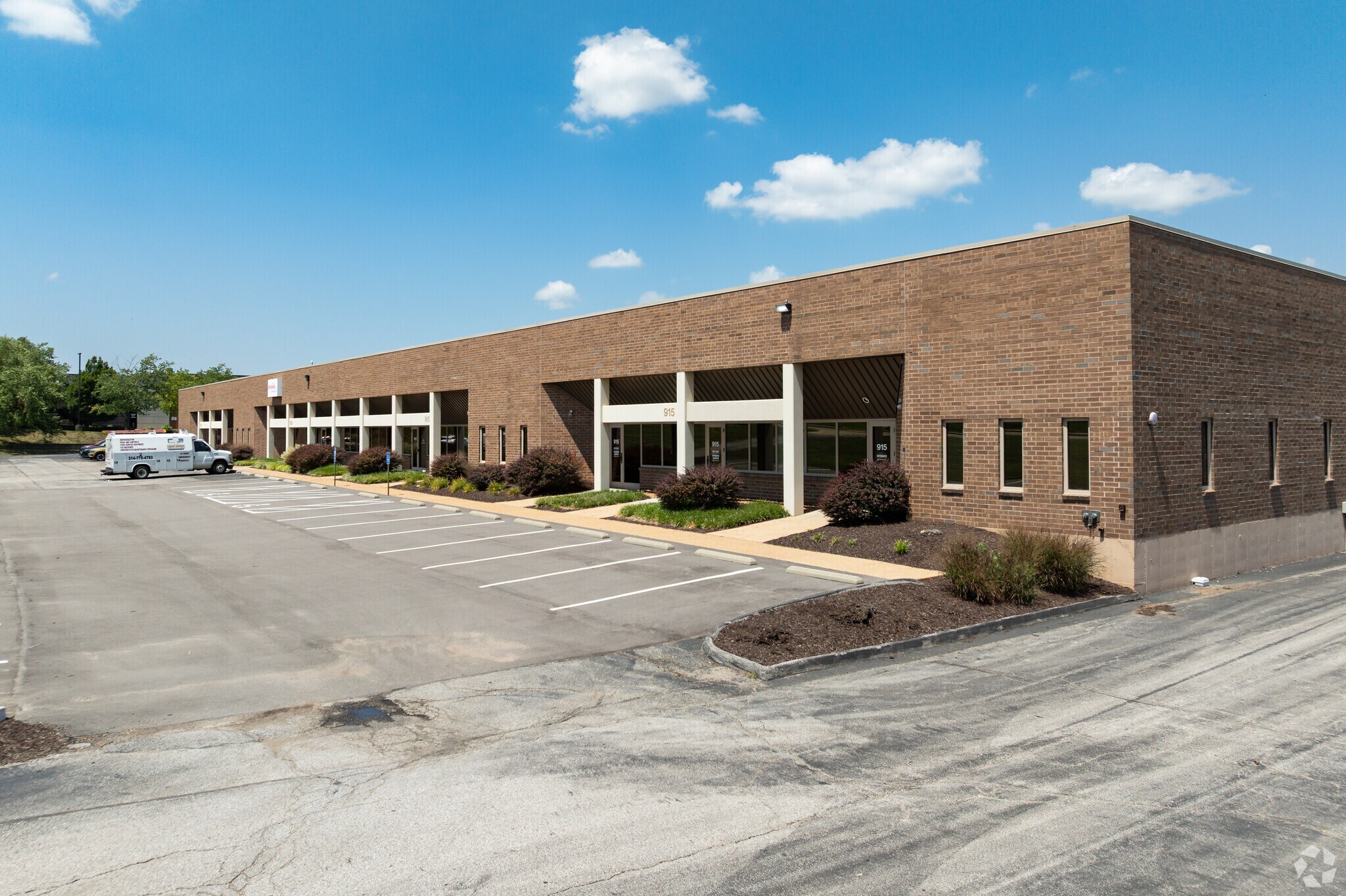 909-927 Horan Dr, Fenton, MO à louer Photo principale– Image 1 sur 6