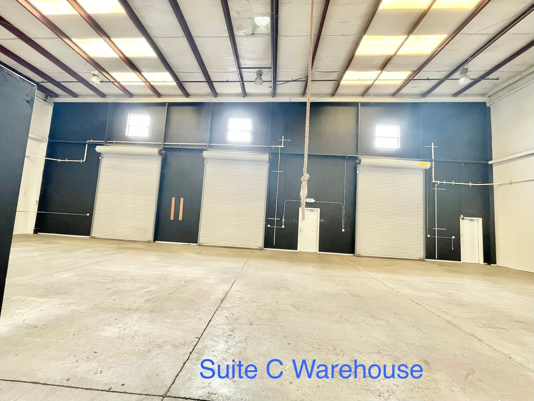 3 offices, 3 warehouses: 1,200–4,876 SF, Lompoc, CA à louer Photo intérieure– Image 1 sur 1