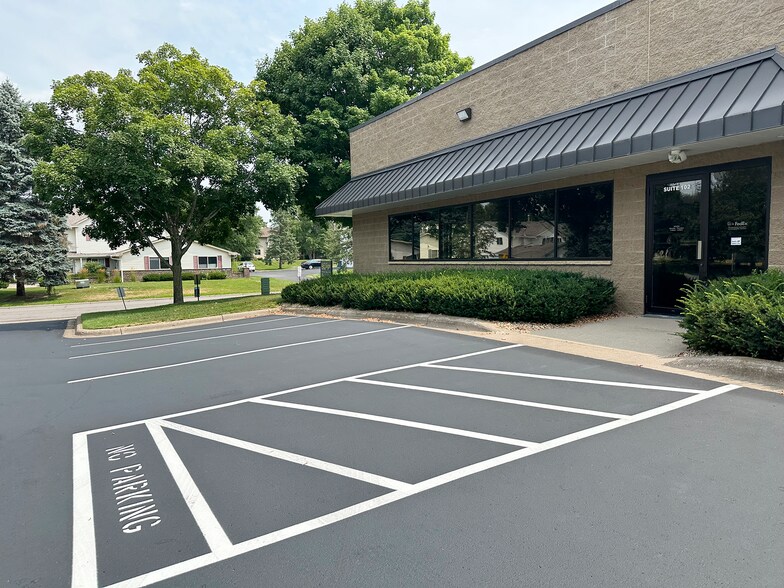 4099 White Bear Pky, White Bear Township, MN à louer - Photo de l’immeuble – Image 2 sur 21