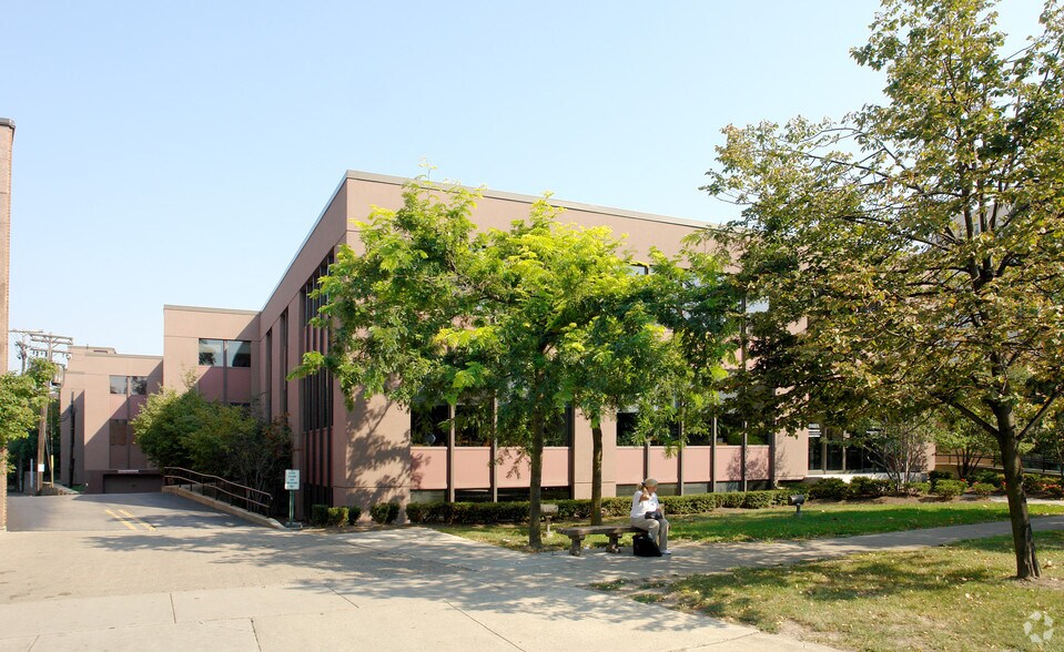 737 Delaware Ave, Buffalo, NY à louer - Photo de l’immeuble – Image 2 sur 8