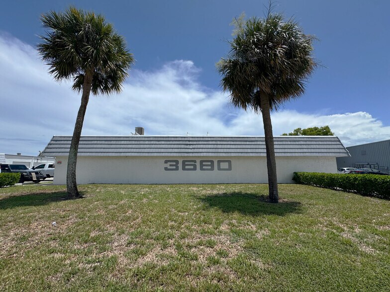 3680 Investment Ln, Riviera Beach, FL à vendre - Photo de l’immeuble – Image 2 sur 18