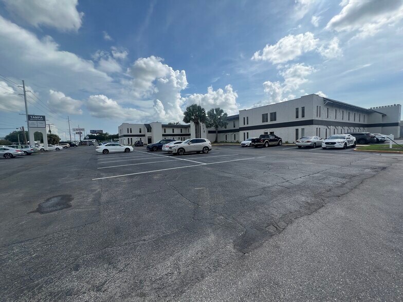 5118 N 56th St, Tampa, FL à louer - Photo de l’immeuble – Image 1 sur 6