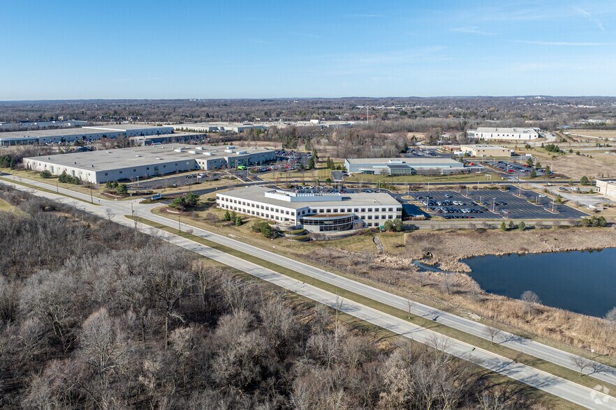 N86W12500 Westbrook Xing, Menomonee Falls, WI à louer - Aérien – Image 3 sur 5
