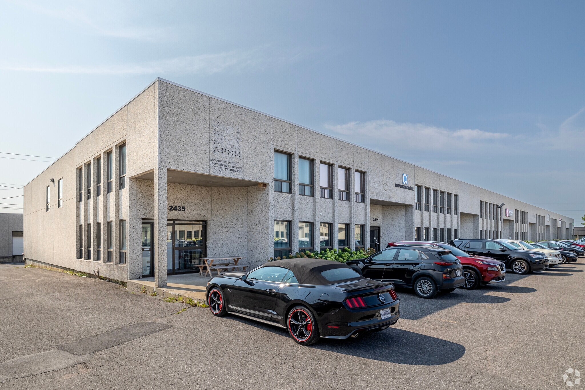 2401-2435 Rue Rue Guénette, Saint-Laurent, QC à vendre Photo de l’immeuble– Image 1 sur 4