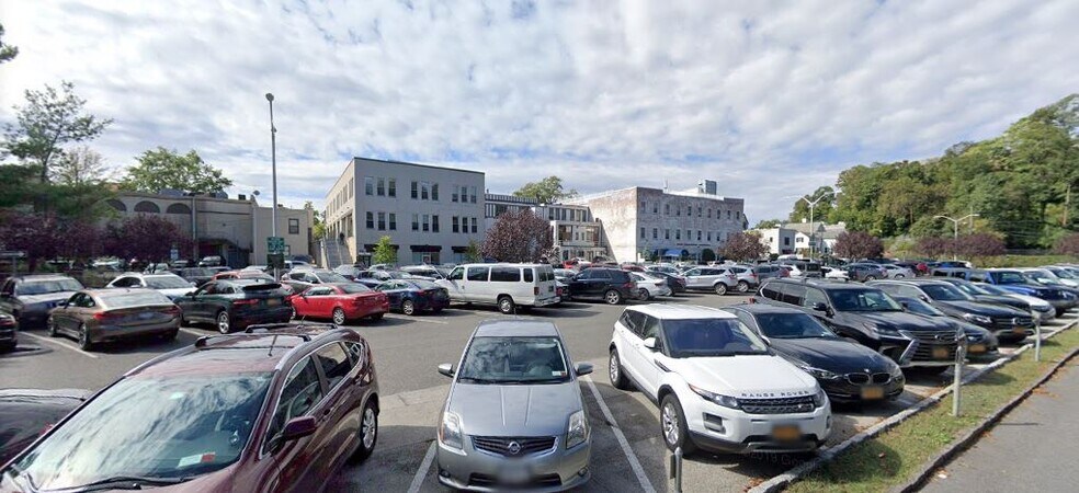 65 Pondfield Rd, Bronxville, NY à louer - Photo de l’immeuble – Image 2 sur 2