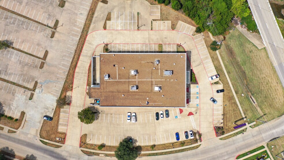 490 Oakbend Dr, Lewisville, TX à vendre - Photo de l’immeuble – Image 2 sur 7