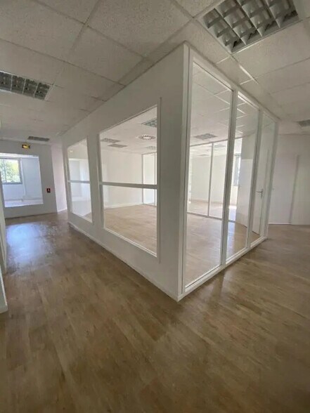 Bureau dans Caissargues à louer - Photo de l’immeuble – Image 2 sur 3