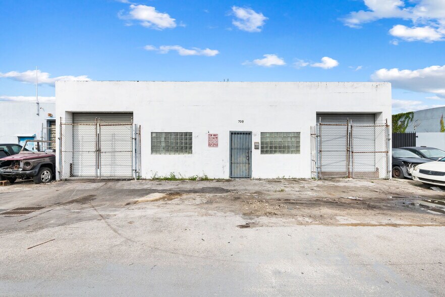 709 NW 8th Ave, Fort Lauderdale, FL à louer - Photo de l’immeuble – Image 1 sur 17