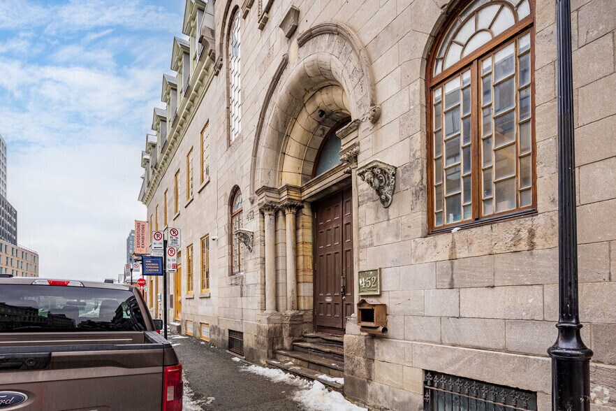 452-452A Rue Notre-Dame E, Montréal, QC à vendre - Photo de l’immeuble – Image 2 sur 7