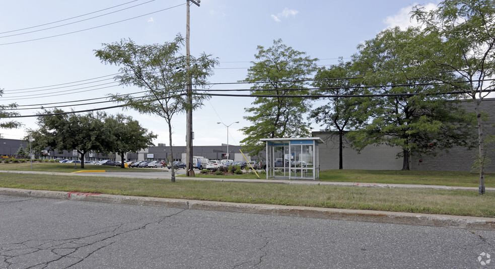 350-390 Rue Mcarthur, Saint-Laurent, QC à louer - Photo de l’immeuble – Image 3 sur 17