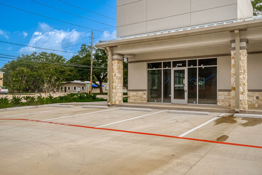 910 East Ave, Katy, TX à louer - Photo de l’immeuble – Image 3 sur 46
