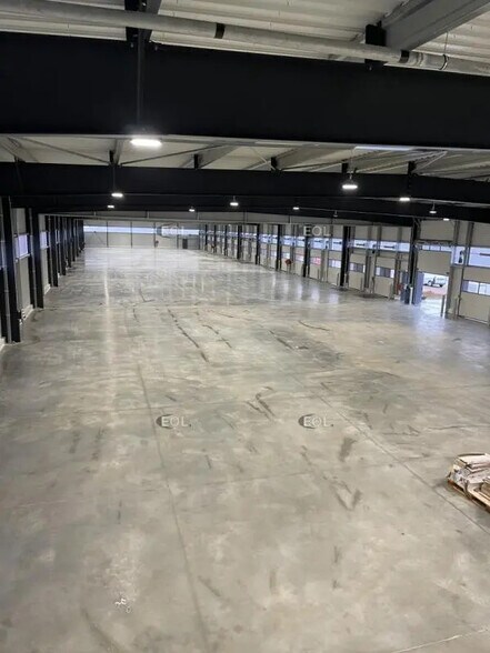 Industriel/Logistique dans Saint-Étienne-du-Rouvray à louer - Photo de l’immeuble – Image 3 sur 10