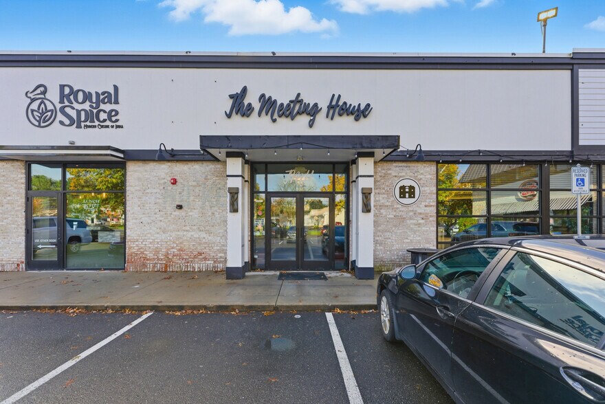 827 Williams St, Longmeadow, MA à louer - Photo de l’immeuble – Image 2 sur 14