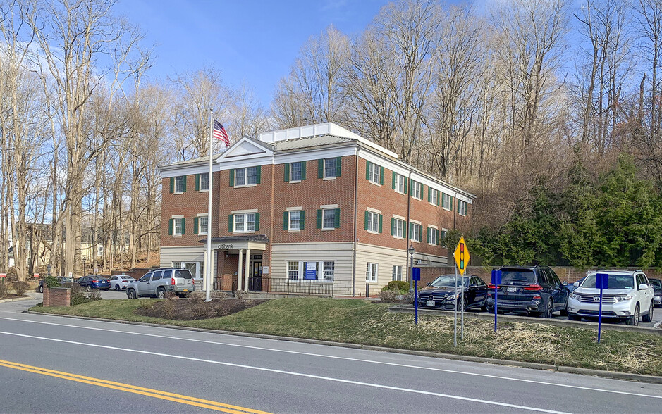 332 Route 100, Somers, NY à vendre - Photo de l’immeuble – Image 2 sur 5